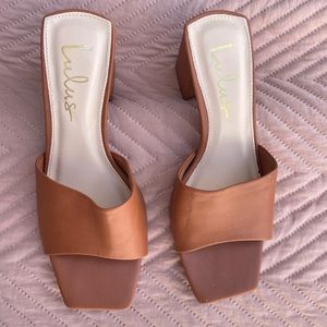 Lulu’s vegan slides size 6.5 but fits like 7